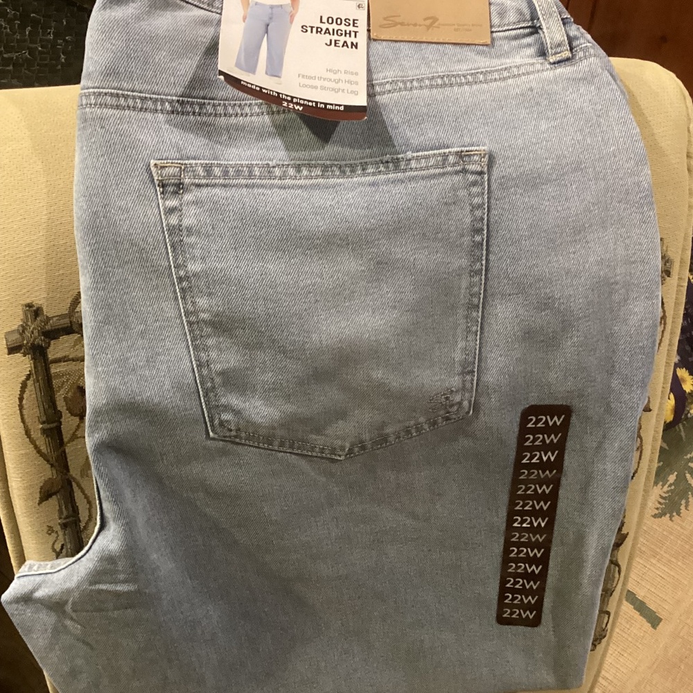 NWT Women’s Seven7 Loose Straight Jeans - Size 22W